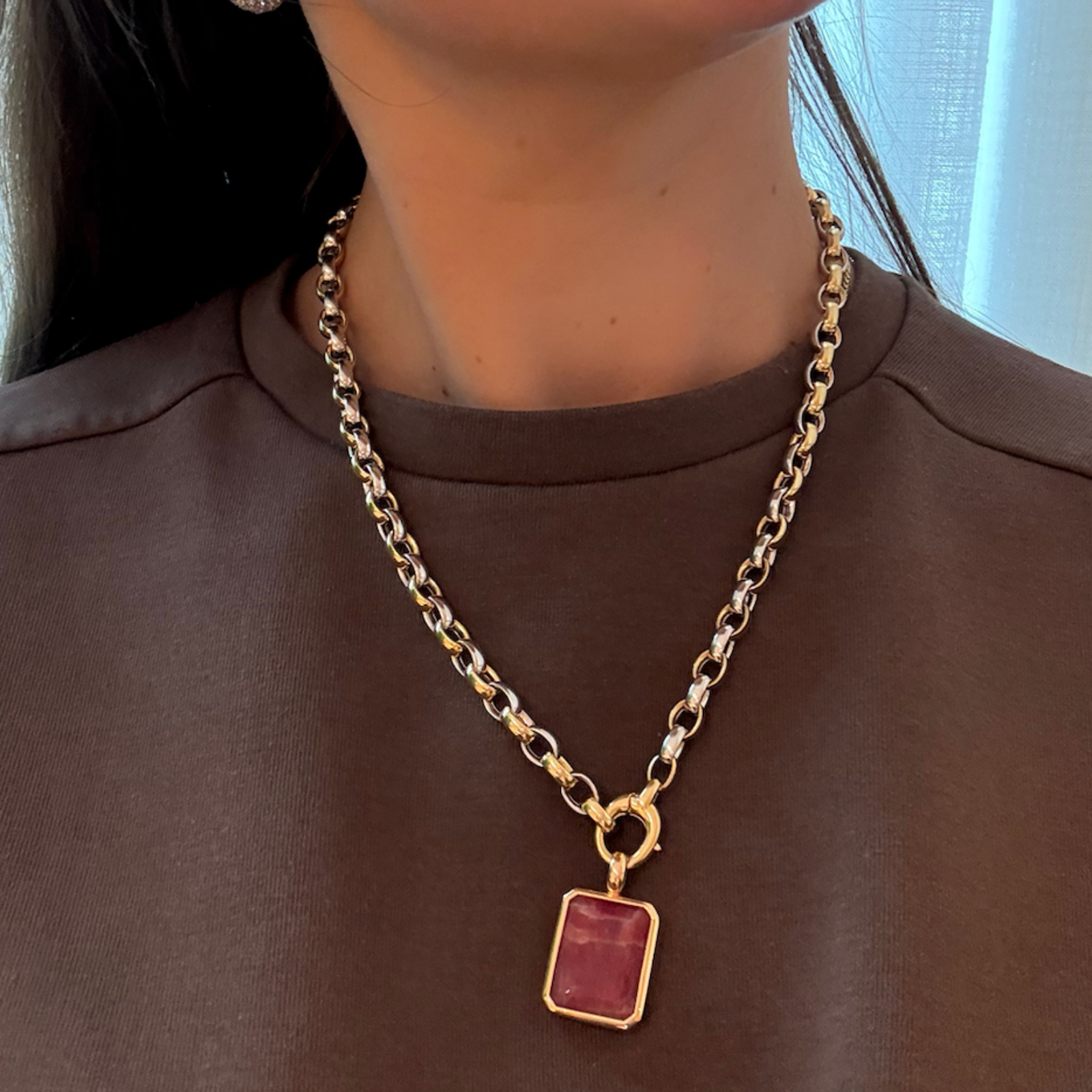 Hanger met robijn ketting