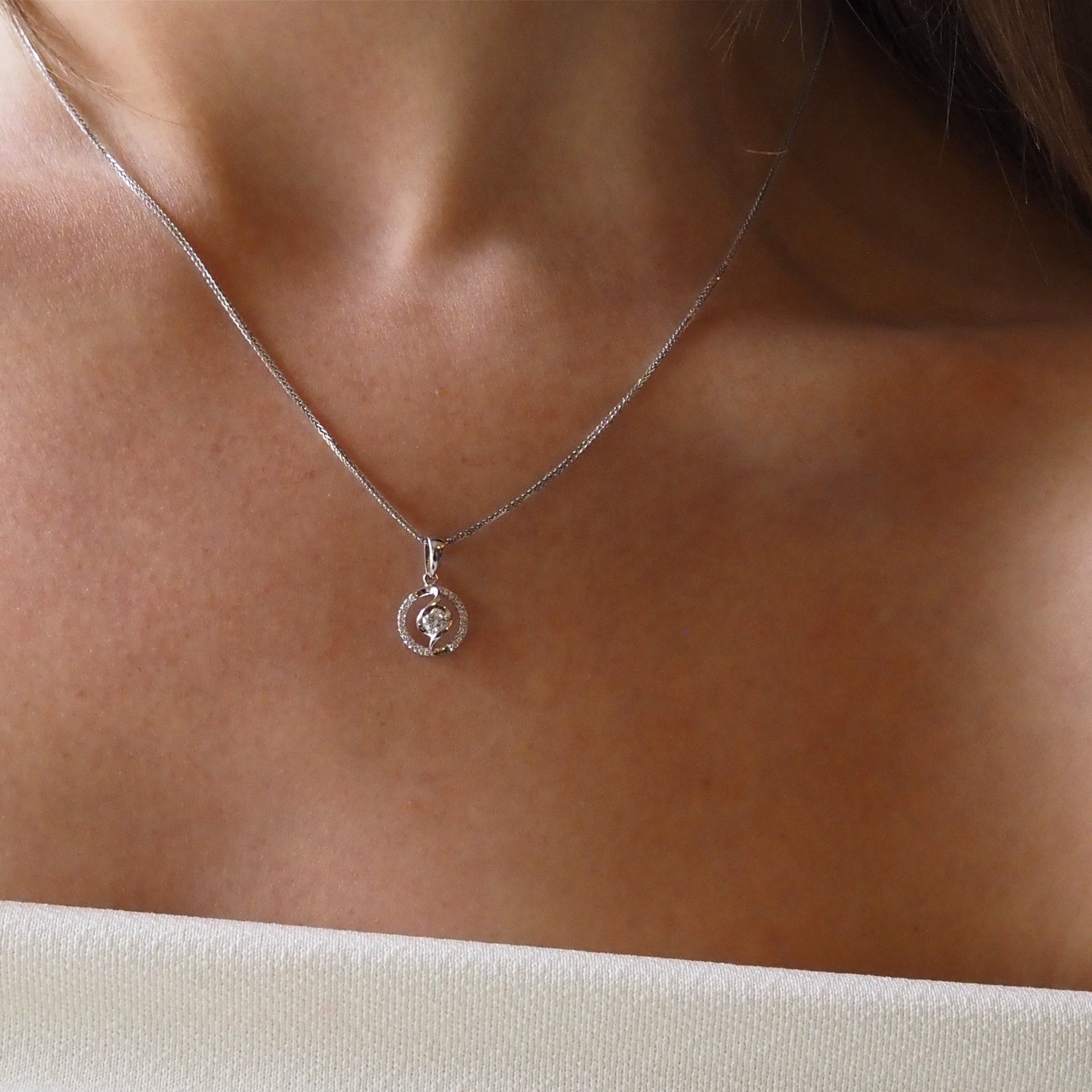 18 karaat witgouden ketting met diamant