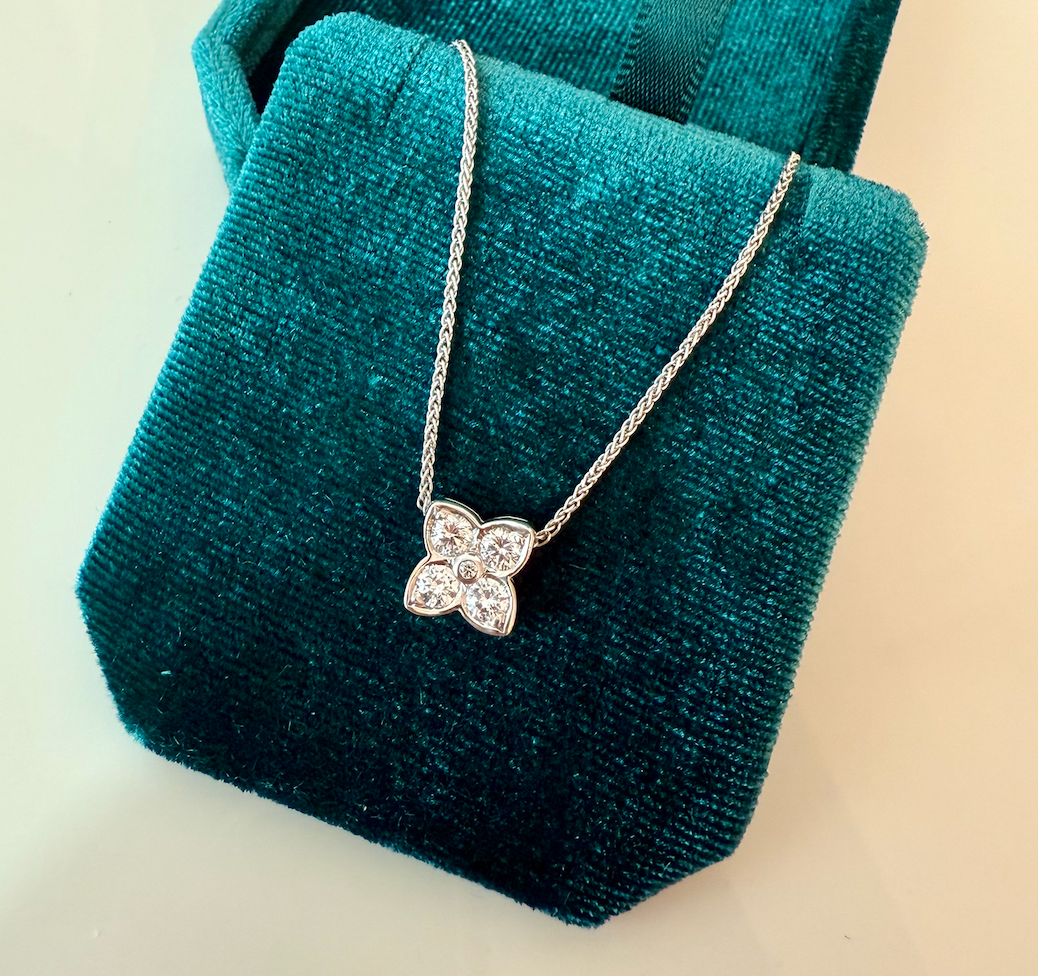 Ketting met vier diamanten