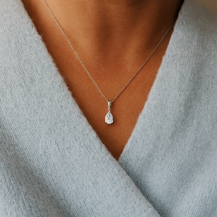 Ketting met peer diamant solitaire de maere