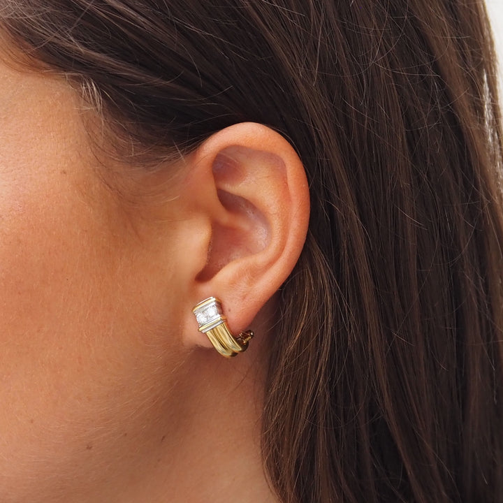 Oorbellen geelgoud met twee diamanten