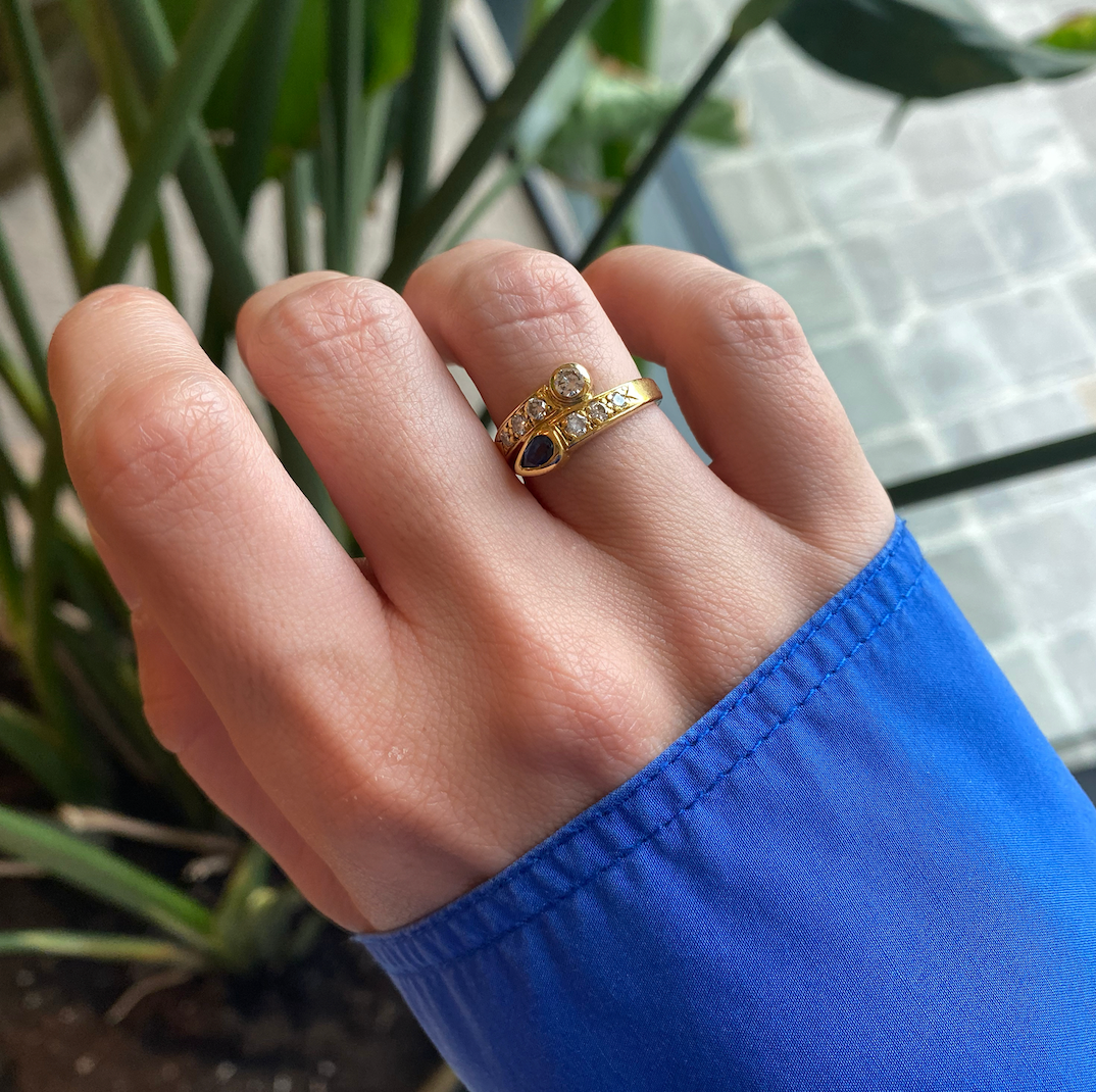 Ring in geelgoud met peer saffier en diamanten