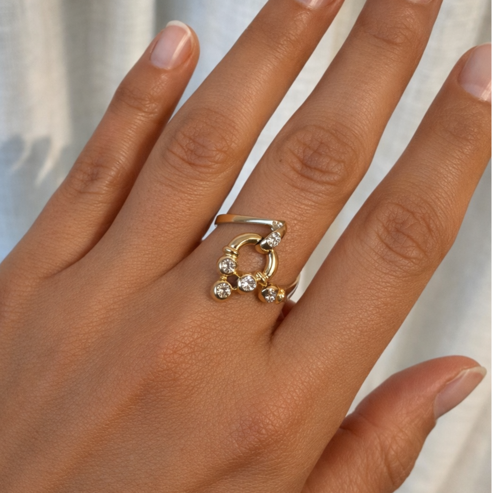 Ring in vorm van hoefijzer met diamantjes