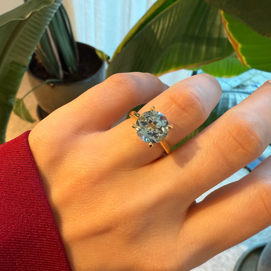 Ring geelgoud 18 karaat met ronde blauwe natuurlijke topaas knokke