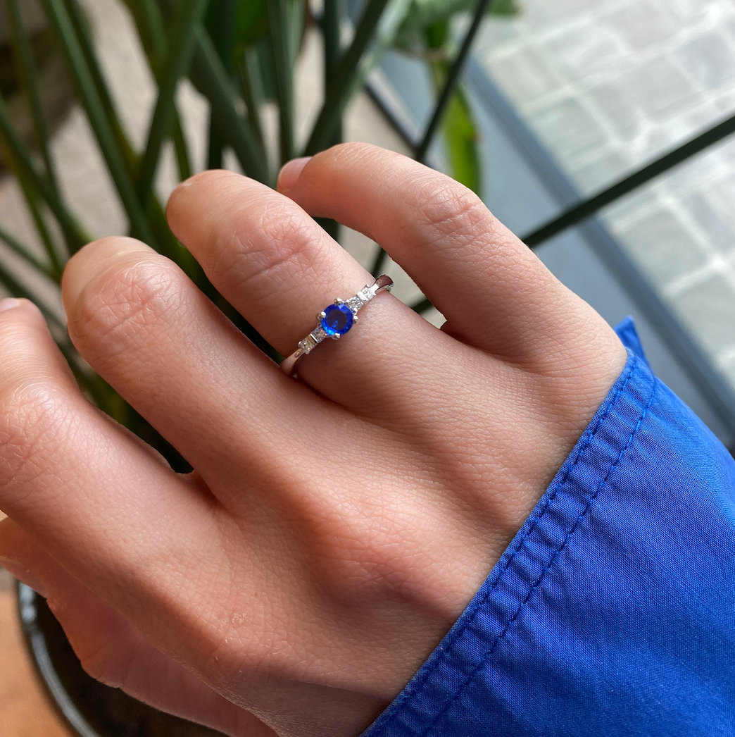 Ring met helderblauwe saffier en errond vierkante diamanten