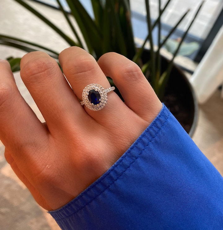 Ring met ovalen saffier Ceylon en diamanten