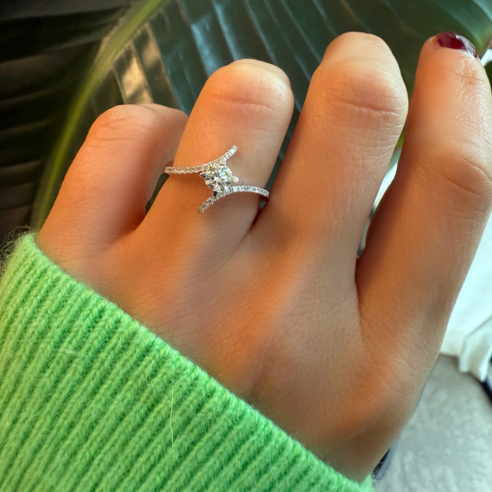 Solitaire ring met diamantjes op de band de maere knokke