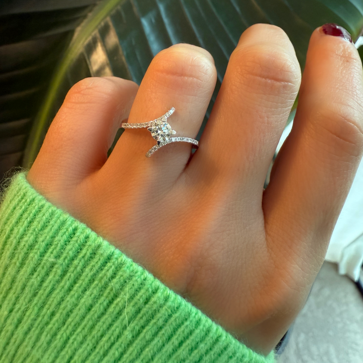 Solitaire ring met diamantjes op de band de maere knokke