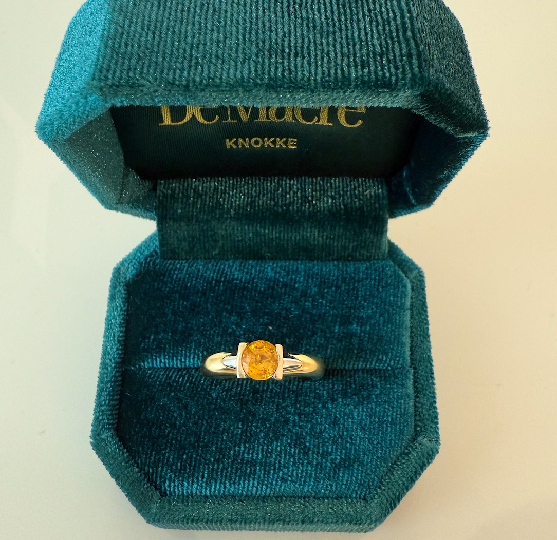 Ring met gele steen