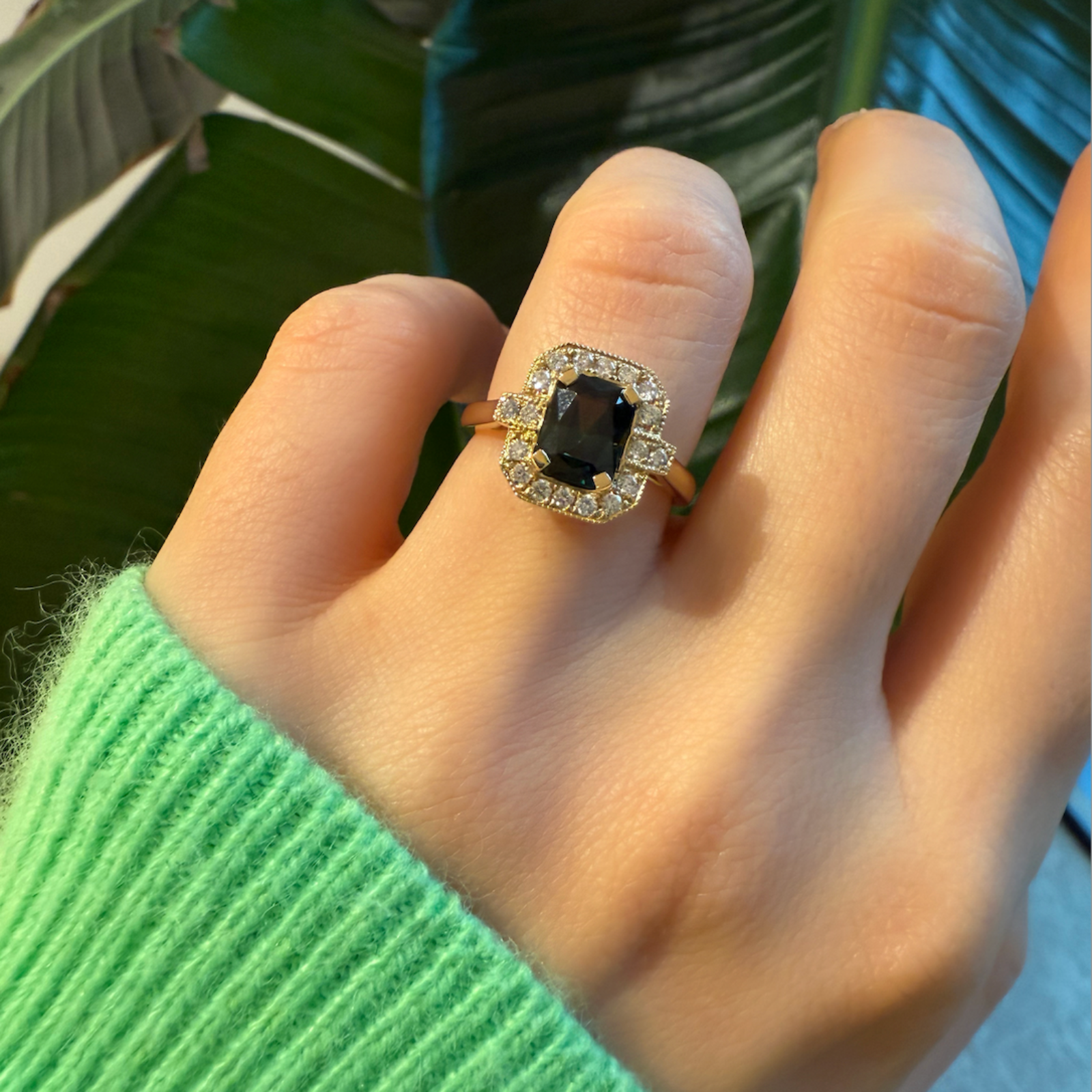 Ring met groene saffier met diamanten de maere knokke