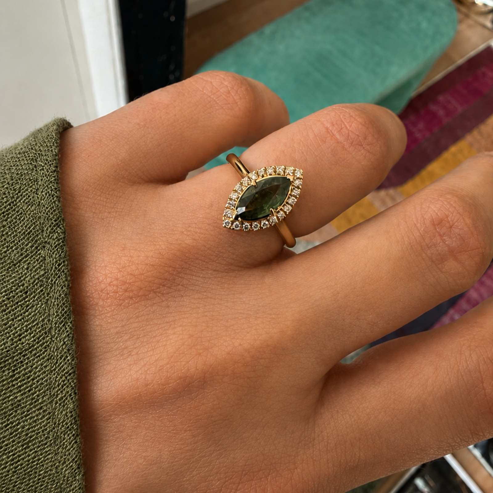 Ring met groene toermalijn in markiesvorm met diamantjes