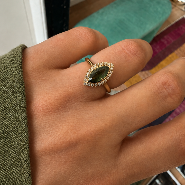 Ring met groene toermalijn in markiesvorm met diamantjes