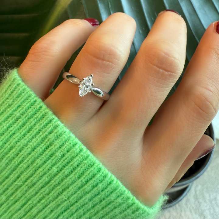 Witgouden verlovingsring met markies