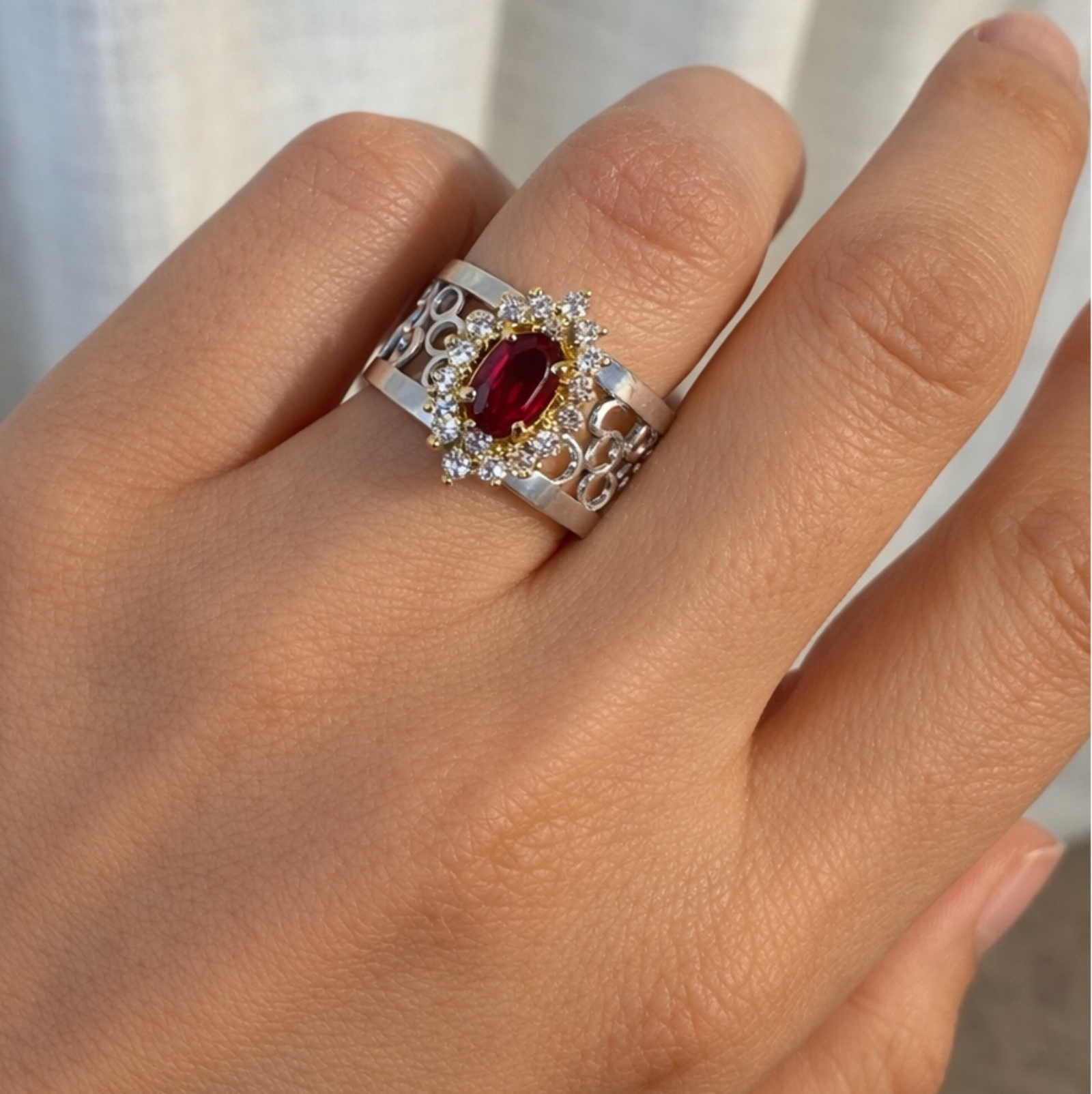 Ring met ovale robijn en diamantjes