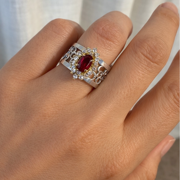 Ring met ovale robijn en diamantjes