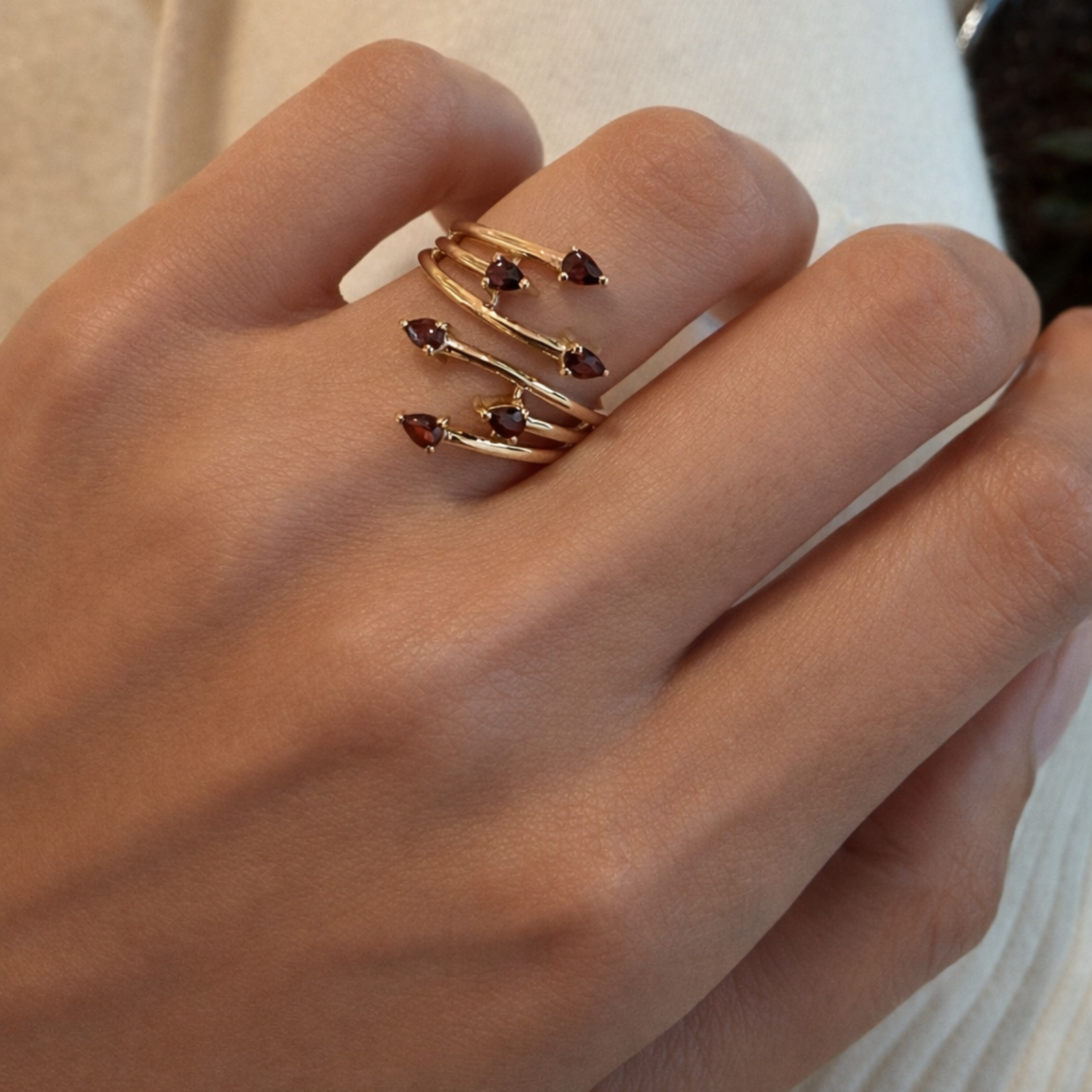 Geelgouden ring met peervormige rode edelstenen granaten 