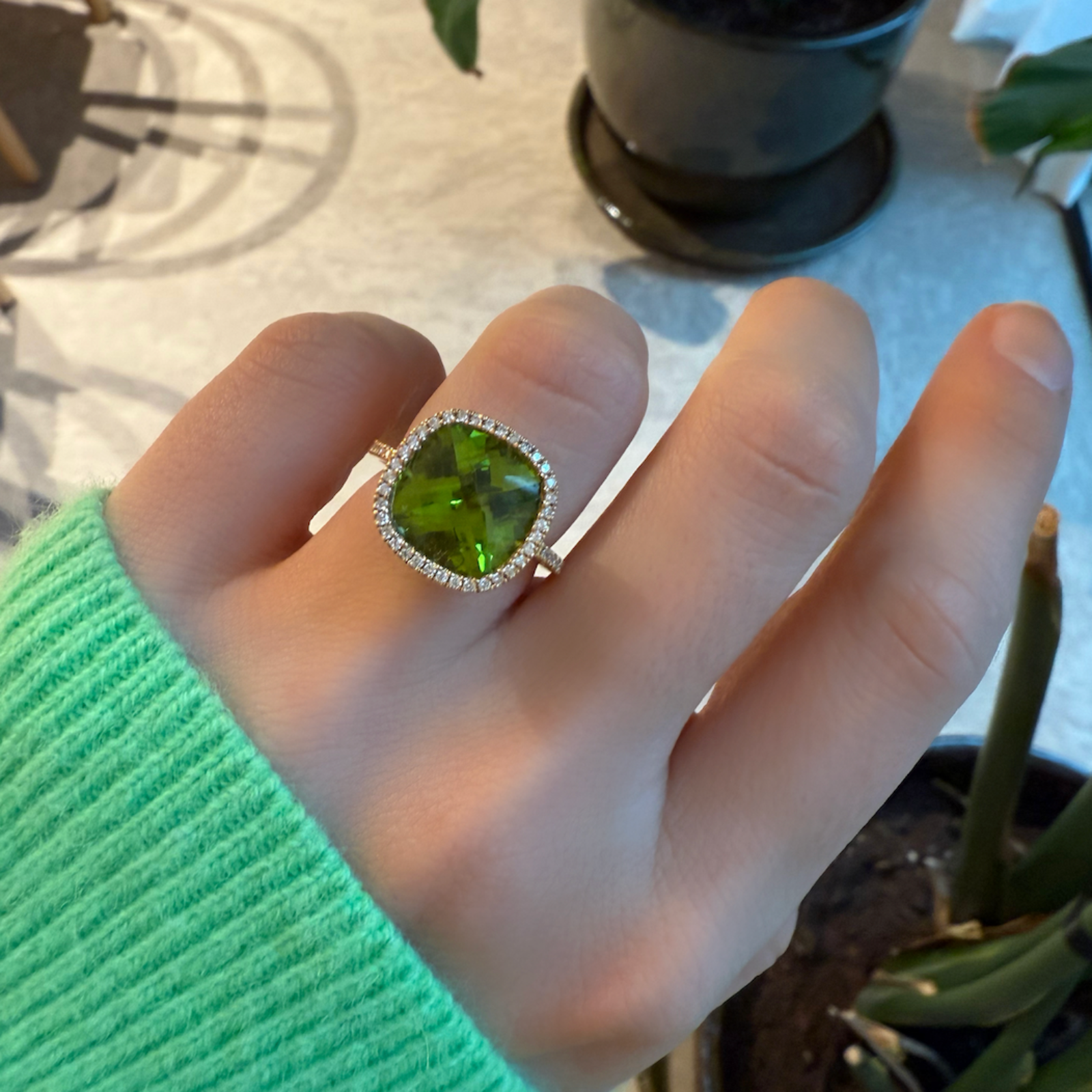 Ring met groene peridot en diamanten