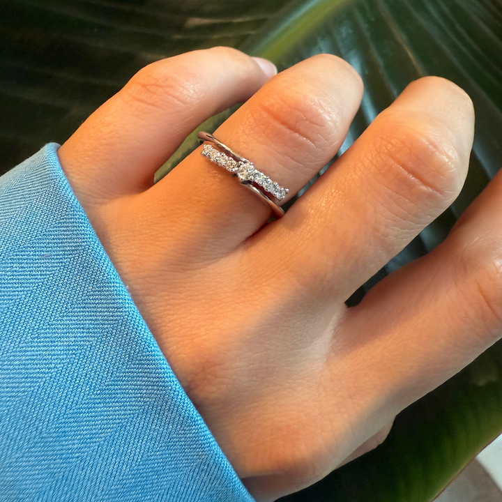 Ring met schuine rij diamanten