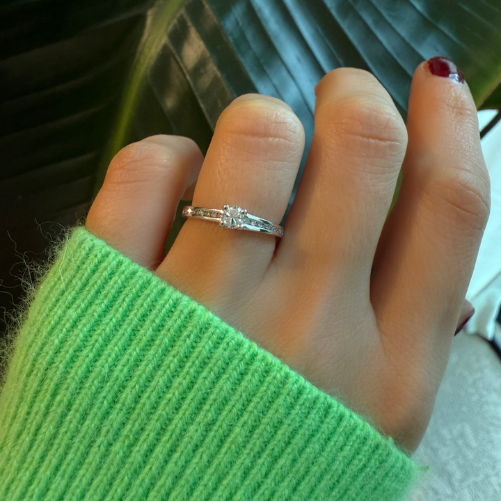 Ring met solitaire en diamanten band