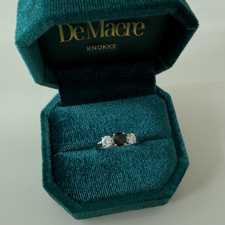 Witgouden ring met solitaire toermalijn groen en twee natuurlijke diamanten