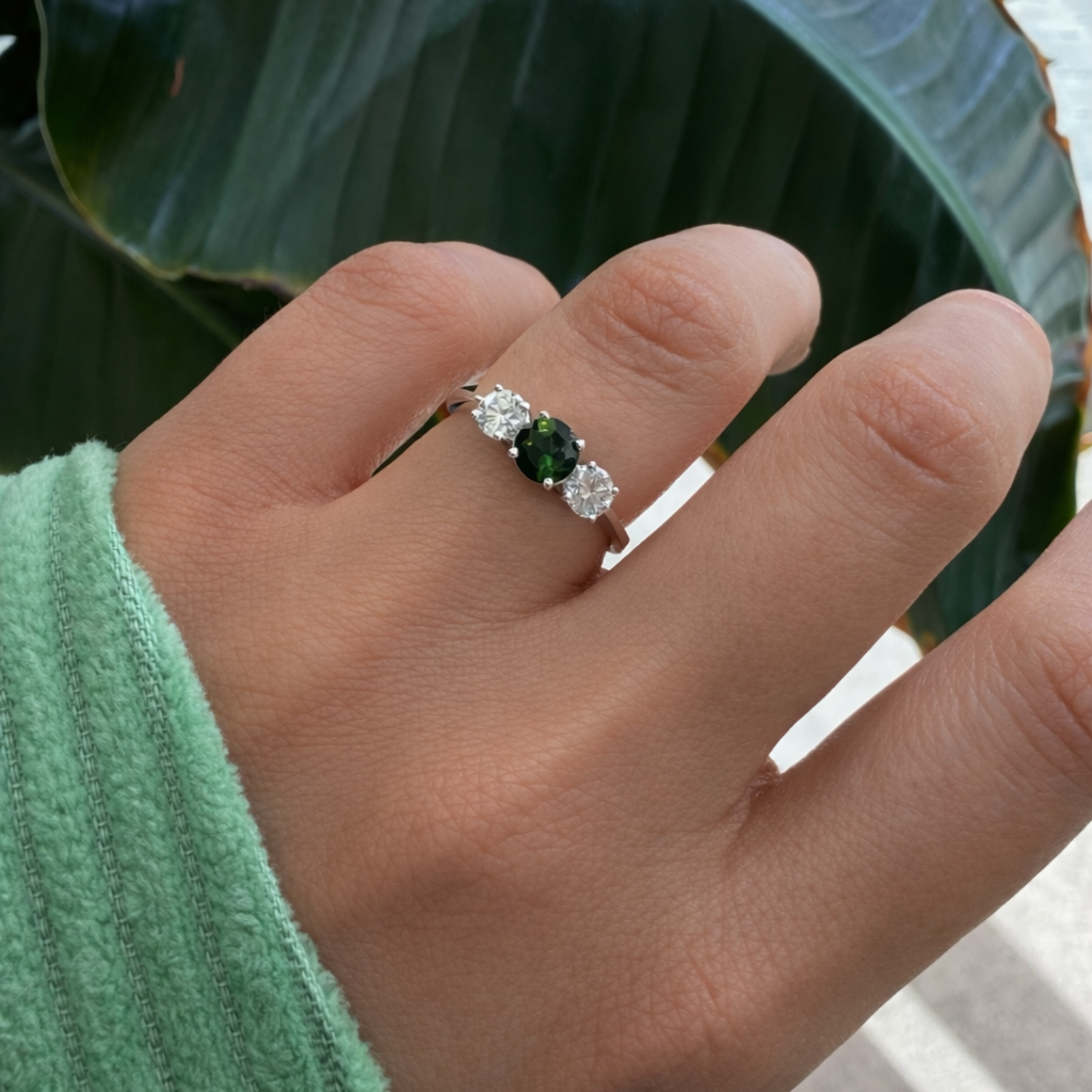 Witgouden ring met groene toermalijn en diamanten
