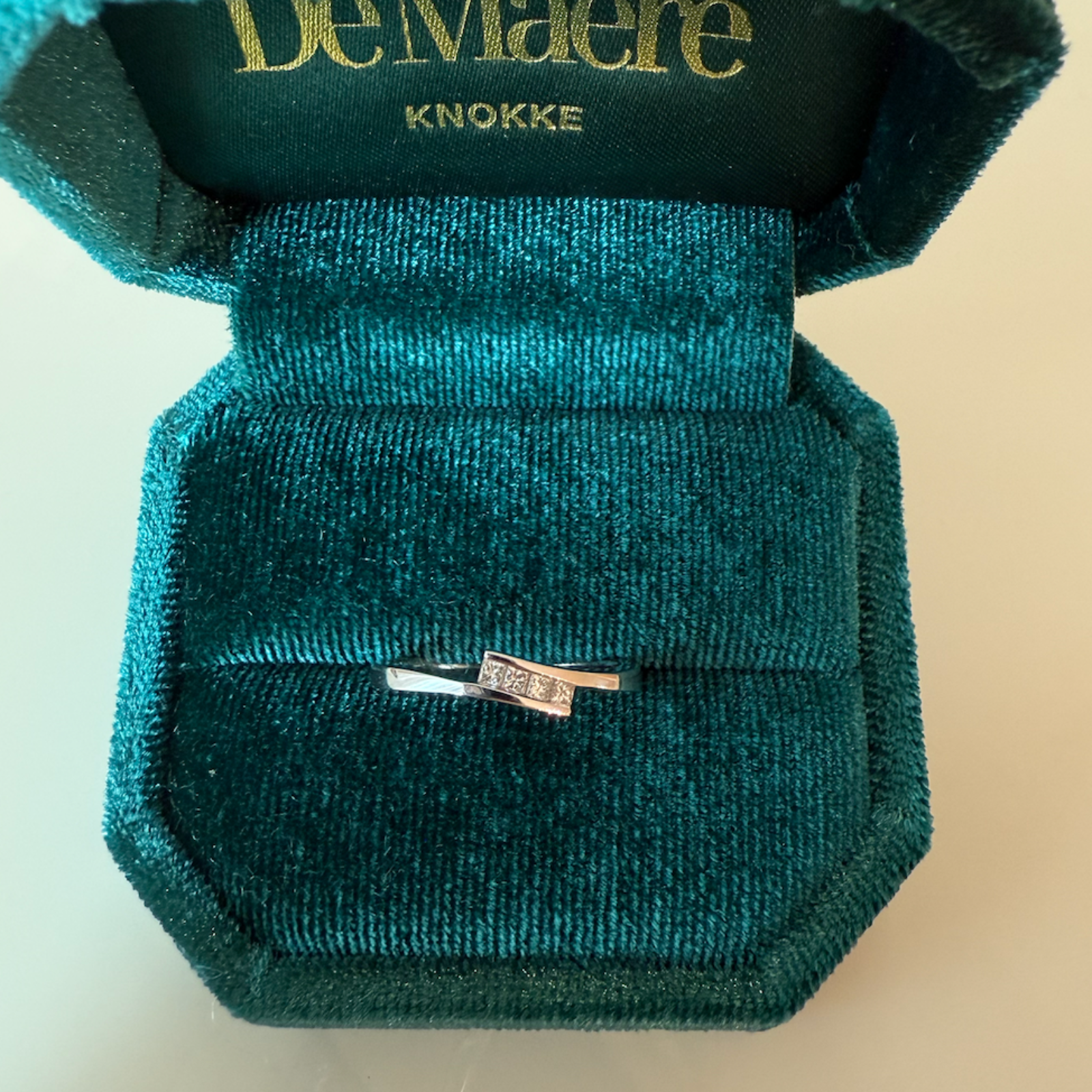 Ring met vier princess diamanten