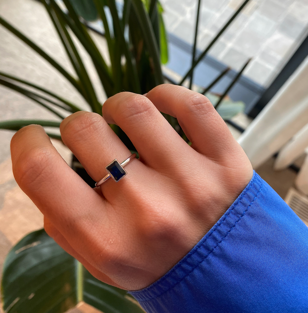 Donkerblauwe saffier ring