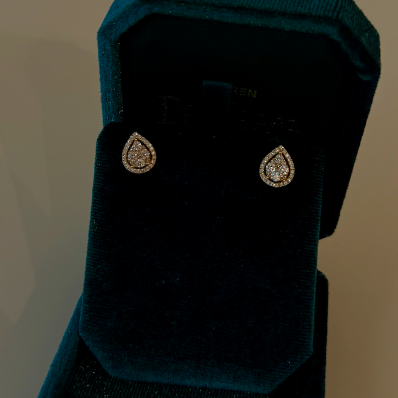 Solitaire oorbellen in peervorm geelgoud