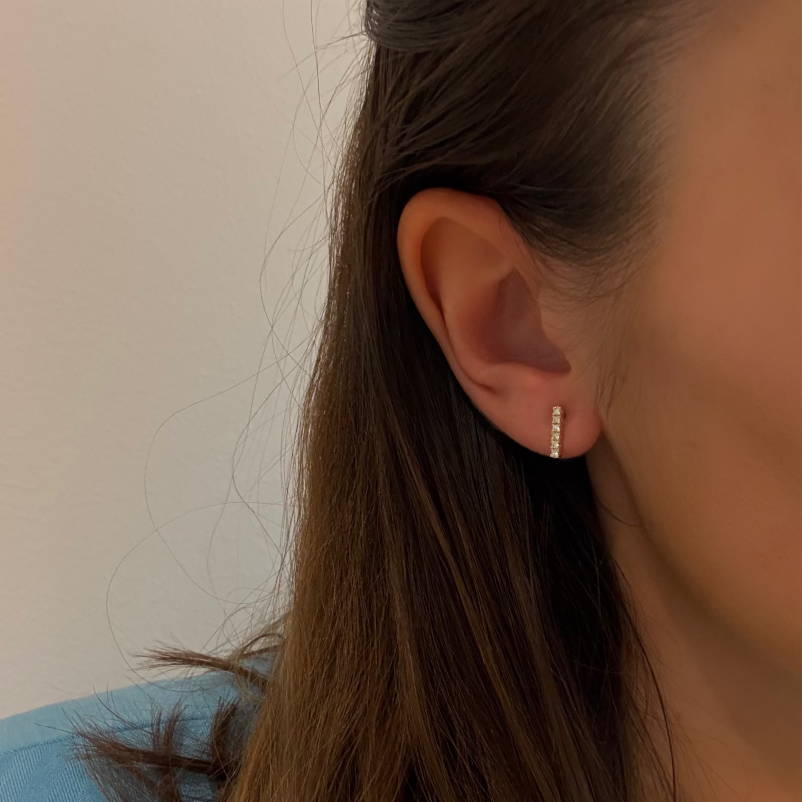 Diamanten oorbellen in staafjesvorm de maere knokke