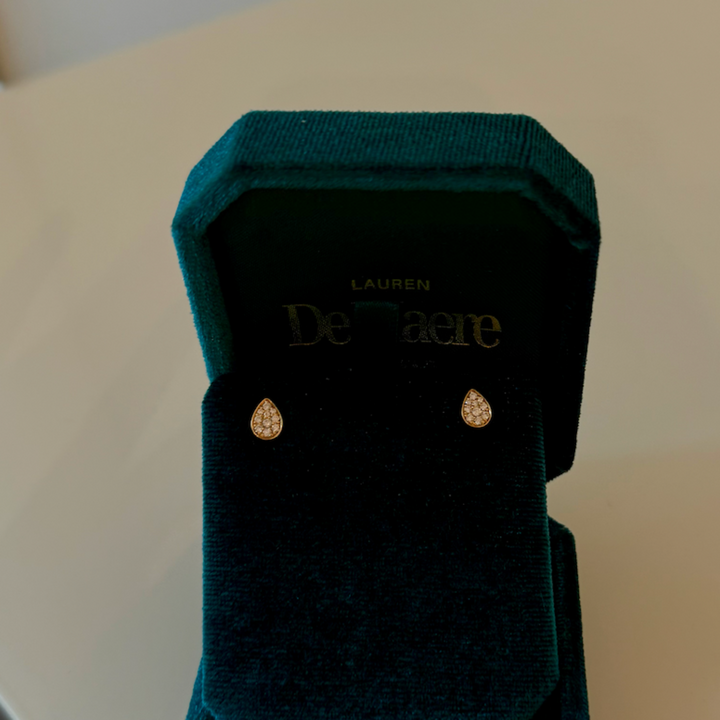 Stud oorbellen in peervorm de maere knokke