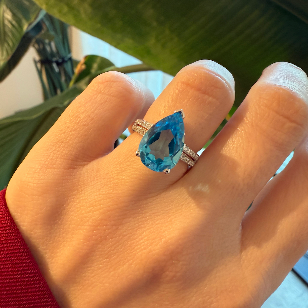 18 karaat witgouden ring met peervormige blauwe topaas en natuurlijke diamantjes