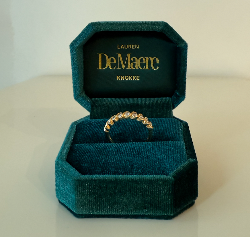 Zijaanzicht diamanten ring