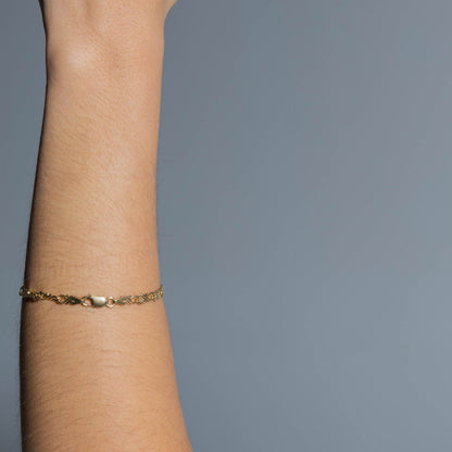 Elegant golden bracelet