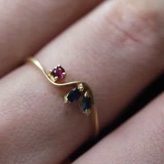 Golden ring with ruby and sapphires - La Trouvaille