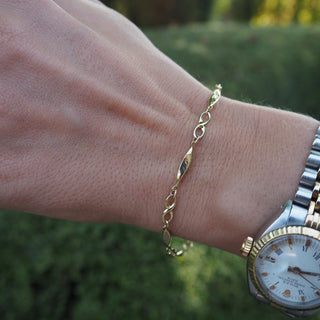 Minimalistic golden bracelet