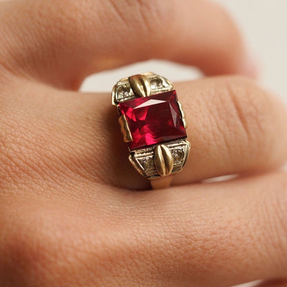 Golden ring with ruby - La Trouvaille